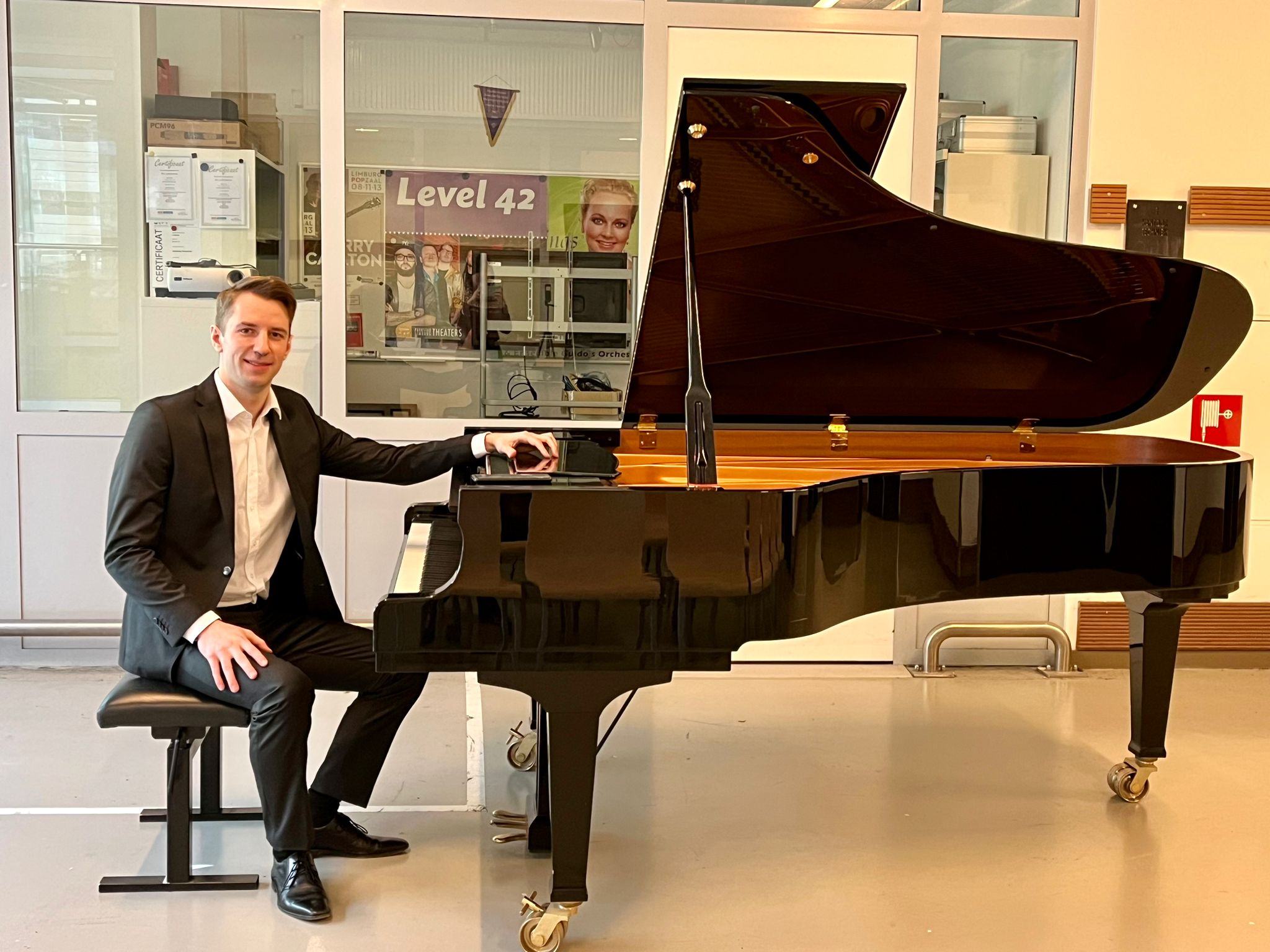 Max Klioutchnikov at black piano